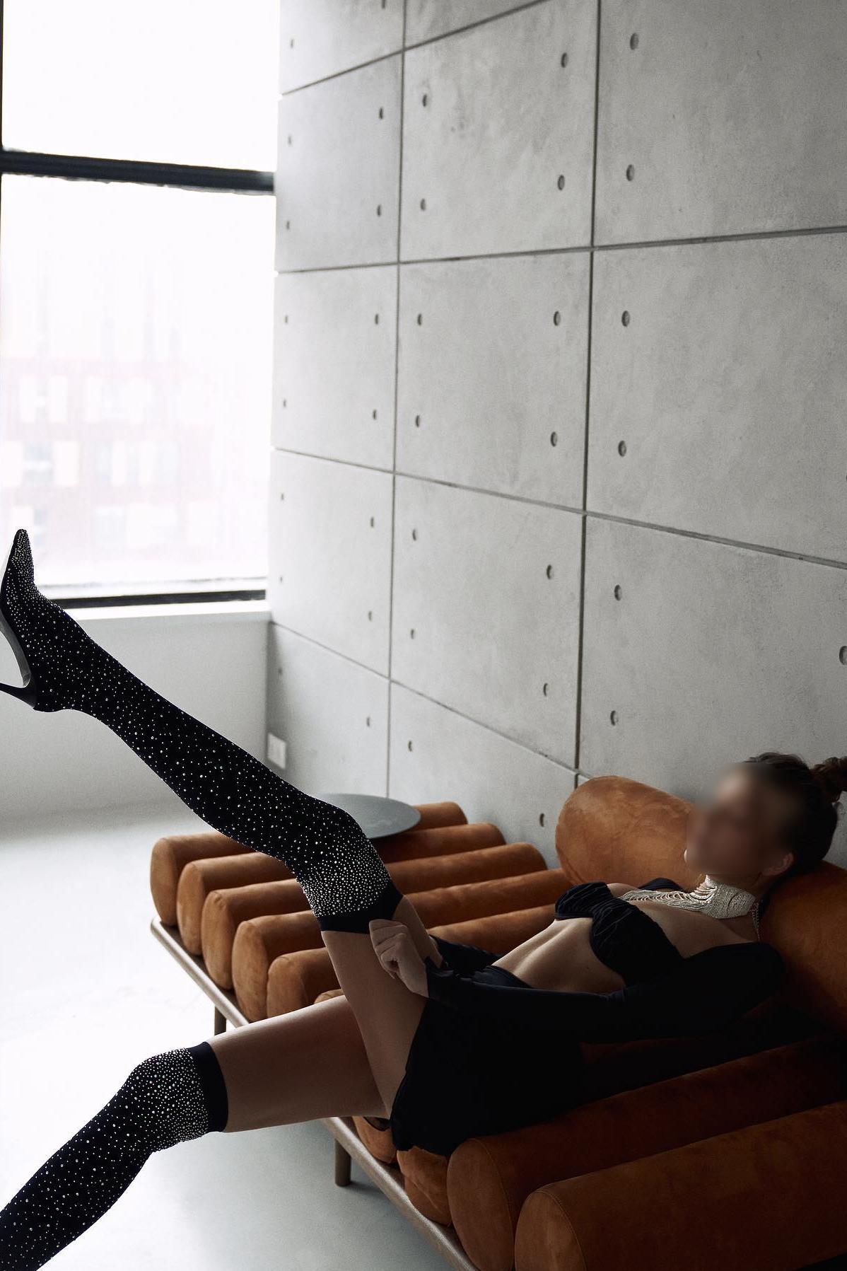 Проститутка Инна СПб у метро Кировский Завод, телефон +79811363384